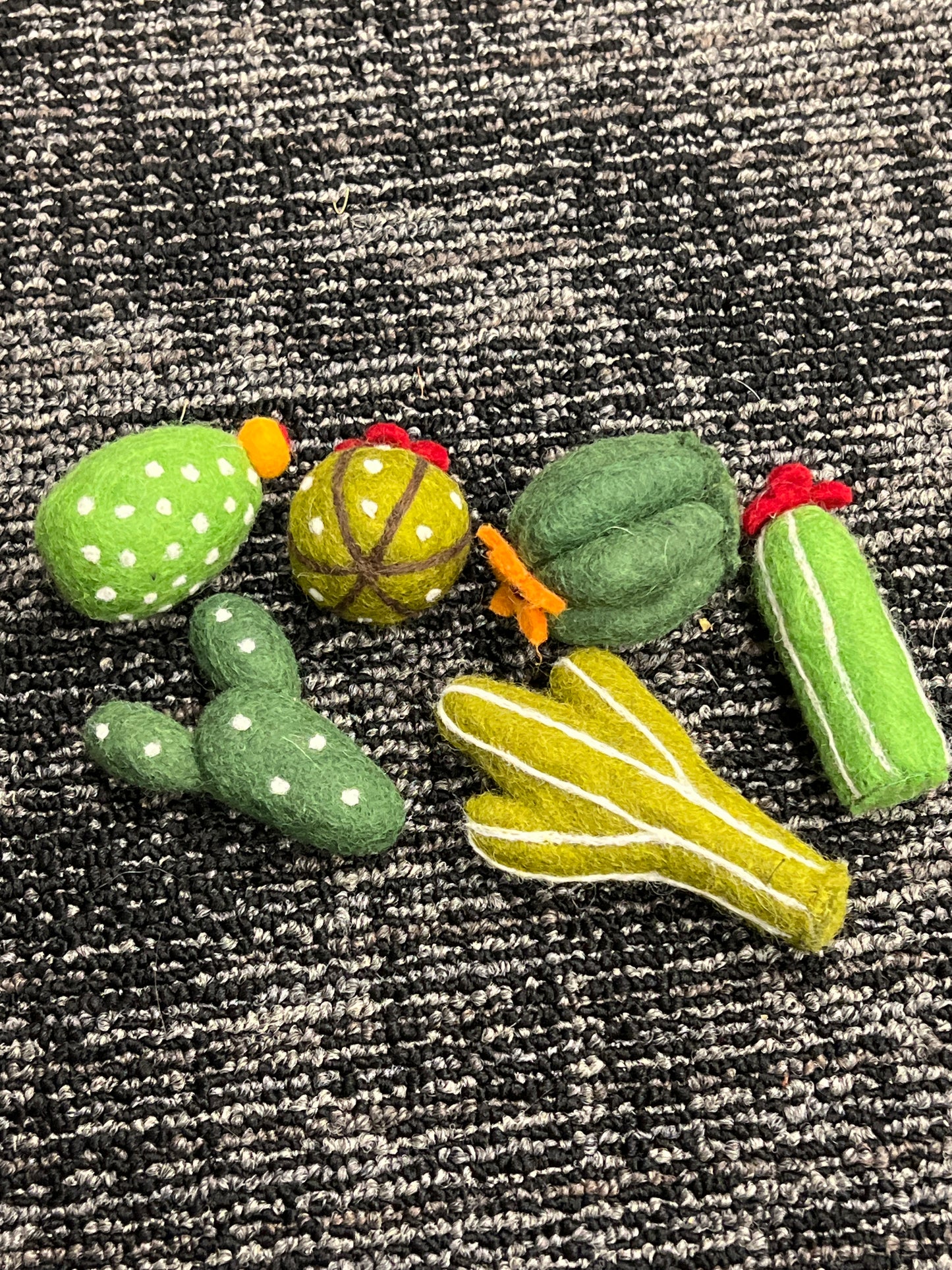 Karma cat pure wool toys Cactus (assorted)
