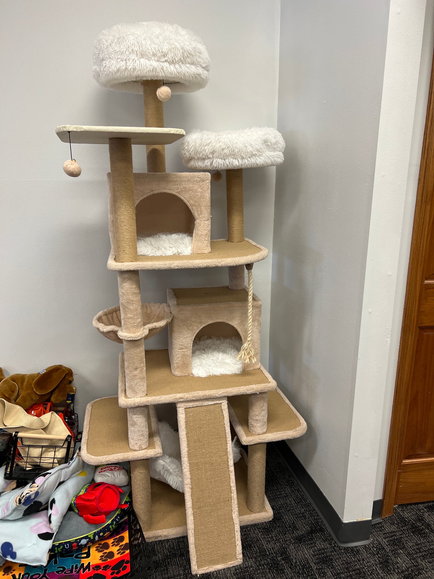 Novelty-Themed Cat Tree/Tower/Scratcher