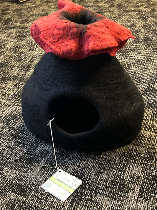 Dharma Karma Poppy Wool Pet Cave Dog/Cat